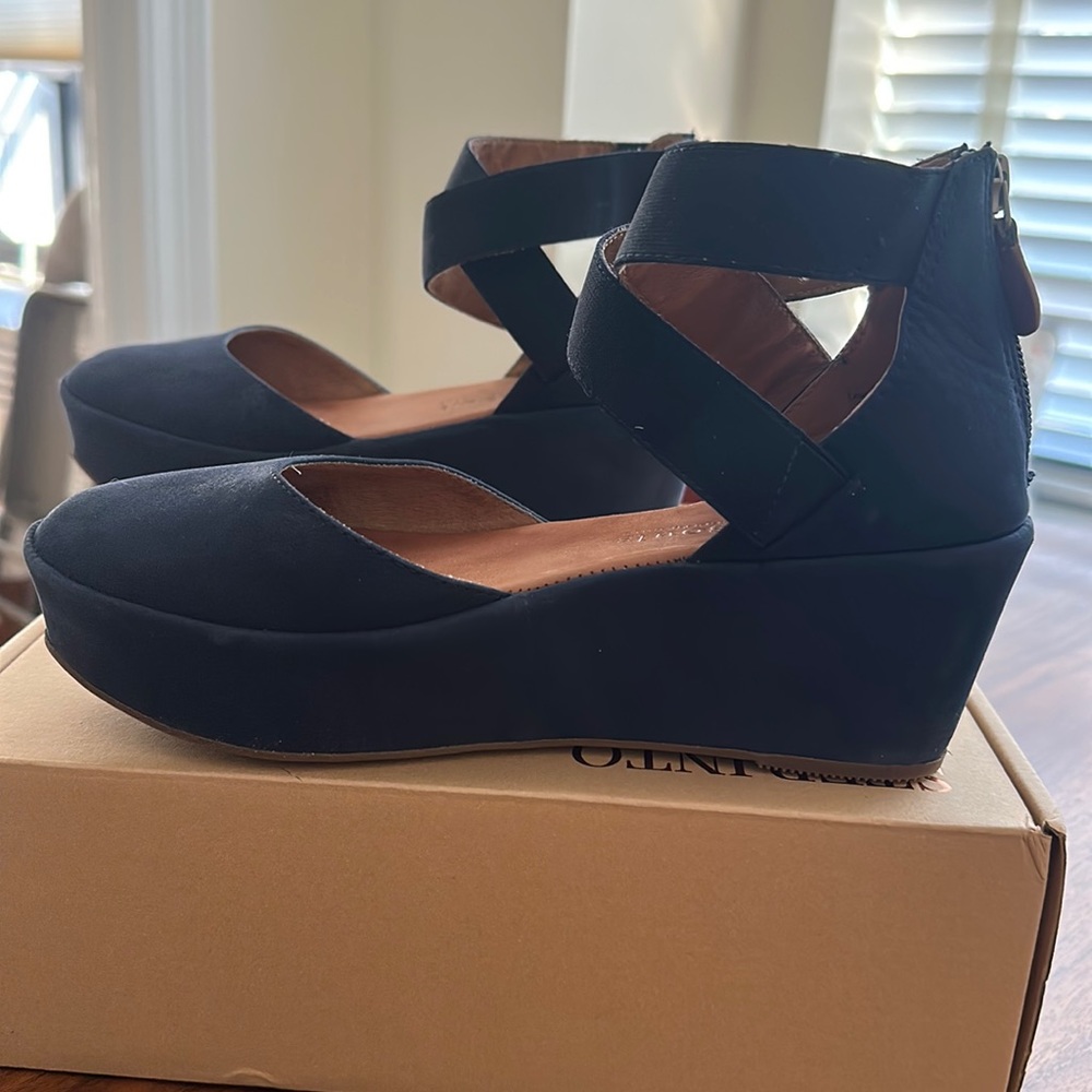 Kenneth Cole Gentle Soul Wedge